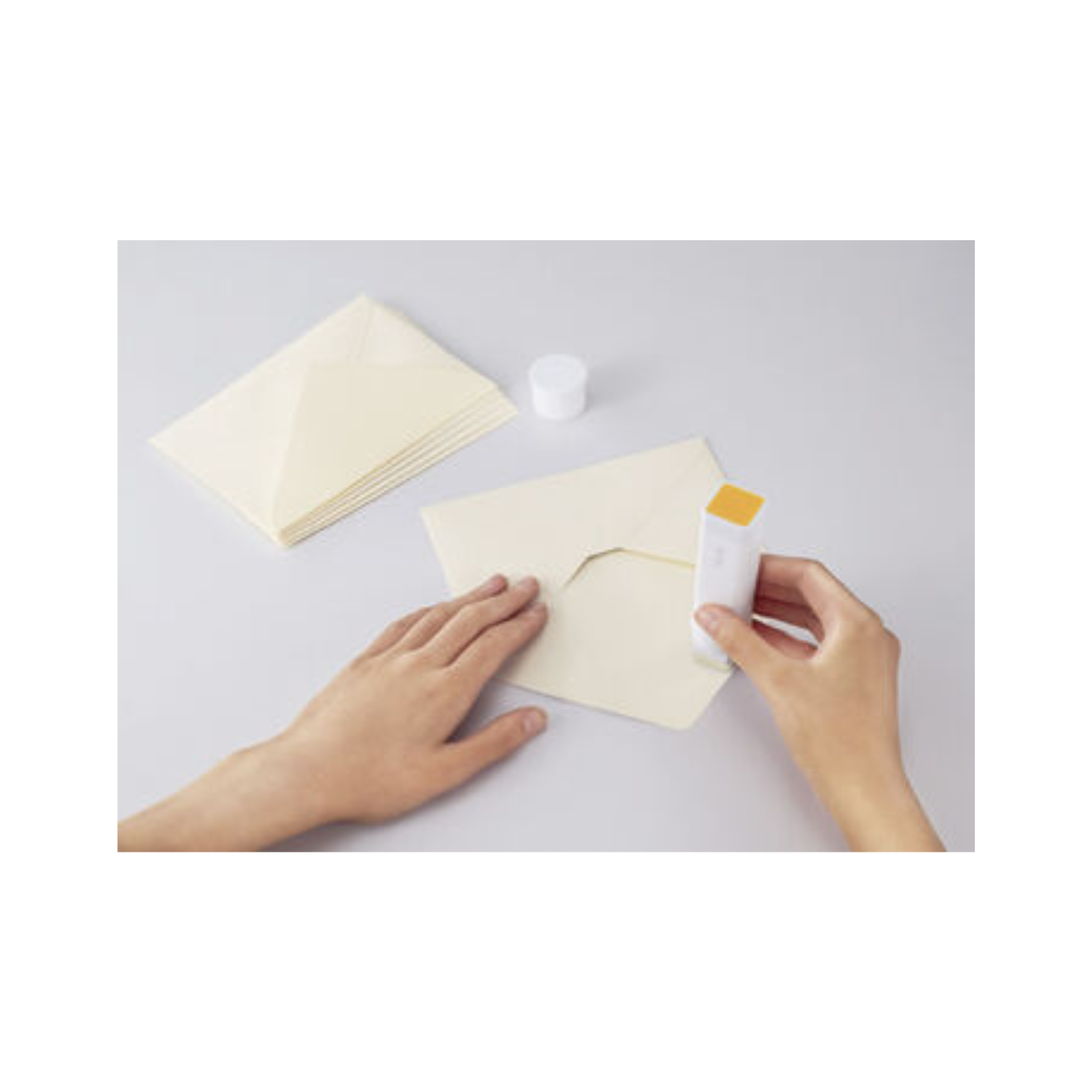 KOKUYO GLOO Glue Stick M (22g) - Wrinkle-Free